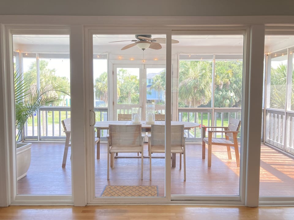Front screened in porch with great ocean breeze 