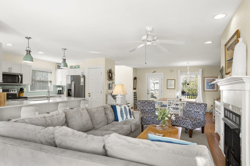 DU502: Decked Out Duck l Mid Level Living Area - Fireplace Not Available For Guest Use