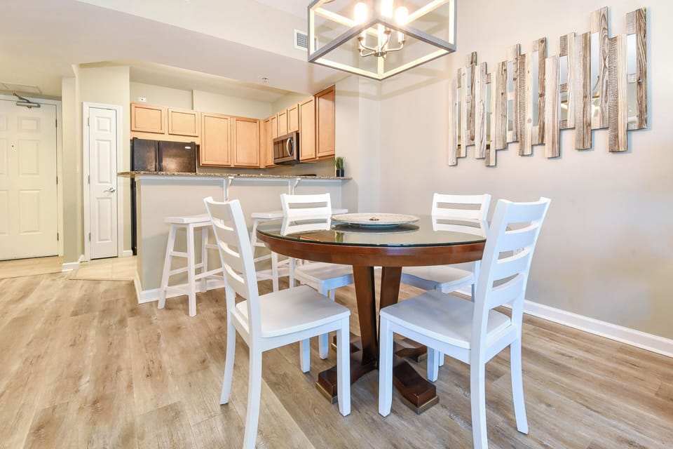 The Palms of Destin 2211 - Dining and Breakfast Bar Area