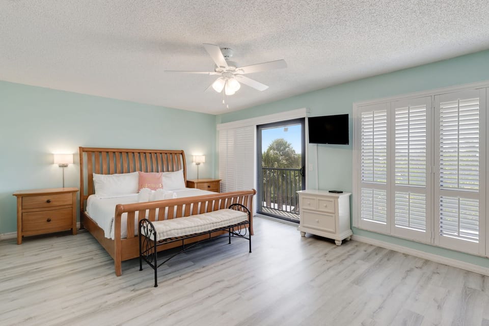 Master bedroom with king bed, en-suite balcony access and bathroom access