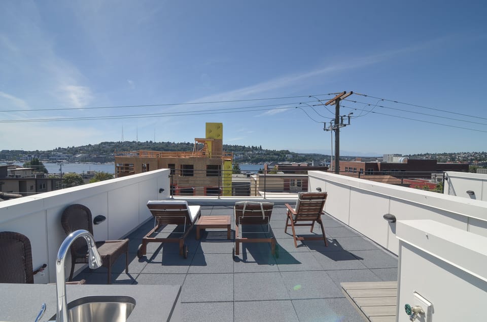 Rooftop Deck with Amazing Views!