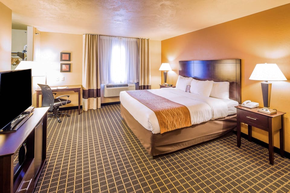Premium bedding, in-room safe, desk, blackout drapes
