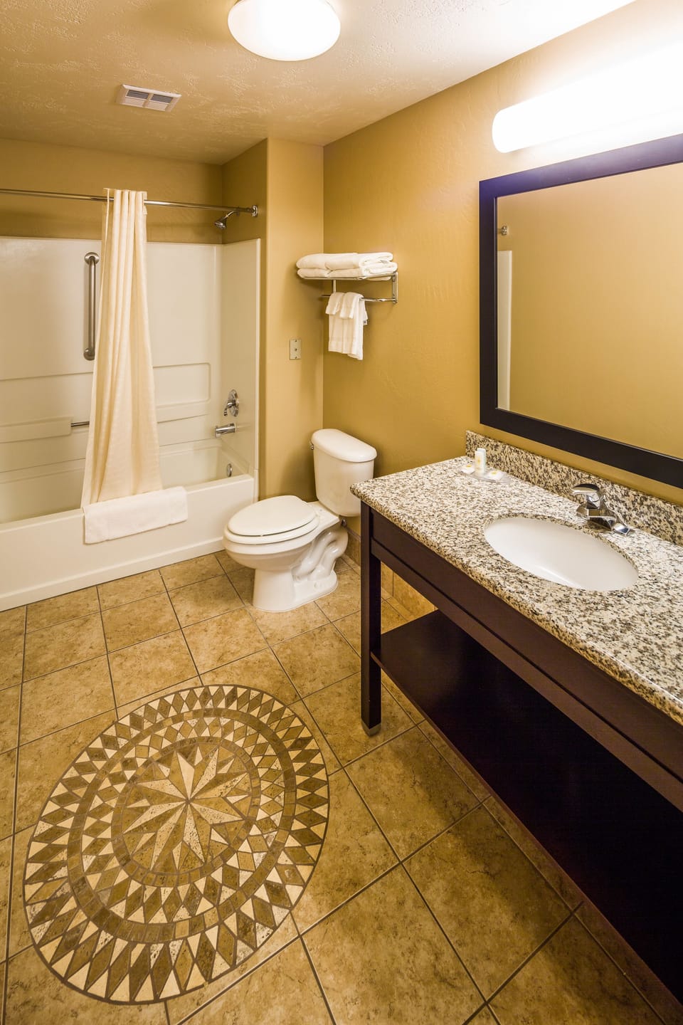 Combined shower/tub, free toiletries, hair dryer, towels