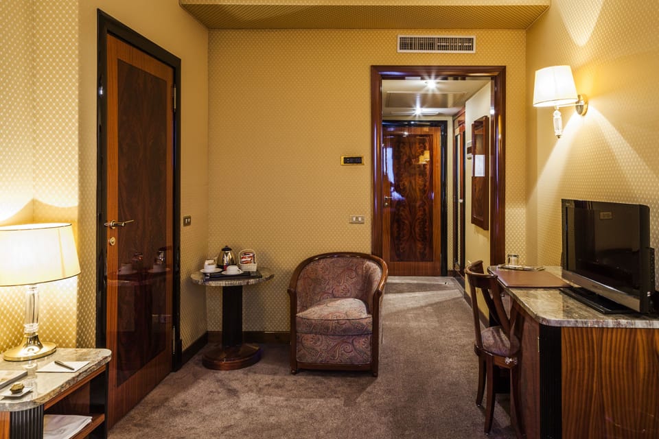 Classic Room | Living area | 26-inch LCD TV with satellite channels, TV