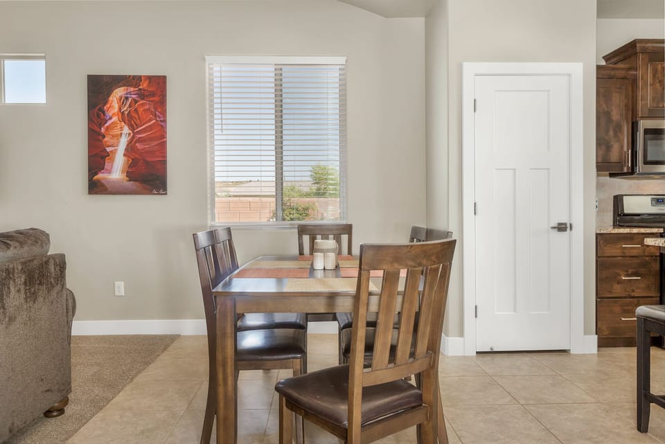 Dining area seats 6