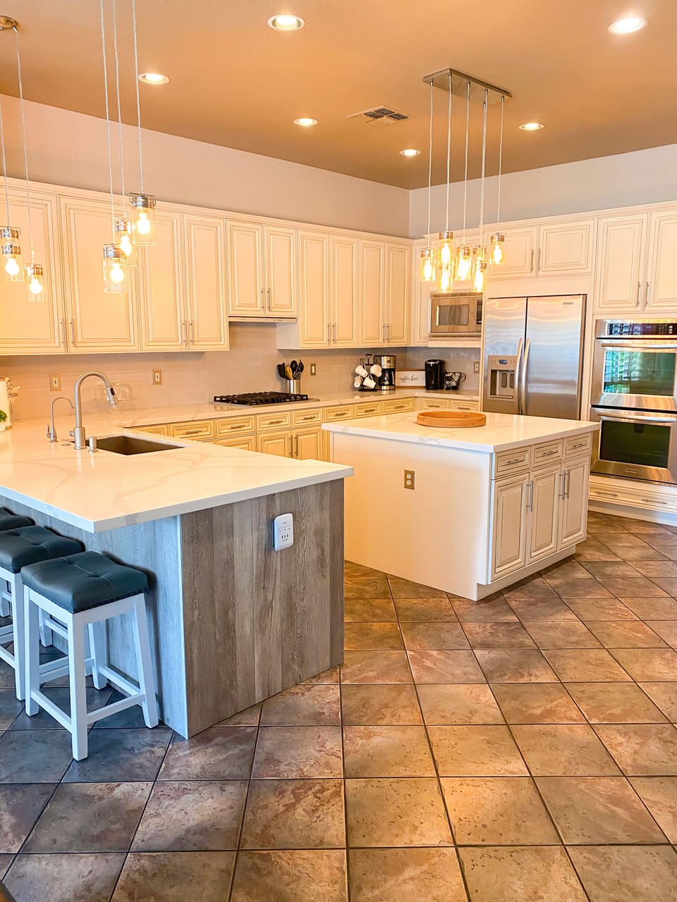 Newly updated kitchen w/ viking cooktop