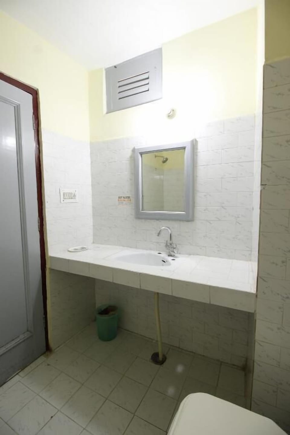 Economy Room | Bathroom | Shower, free toiletries, hair dryer, slippers