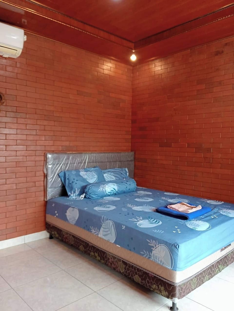 Standard Room, 1 Queen Bed, Courtyard View | Desk, bed sheets