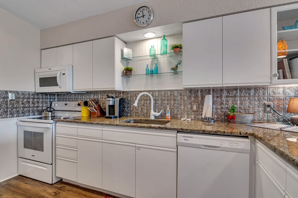 Condo, 2 Bedrooms | Private kitchen | Fridge, microwave, oven, dishwasher