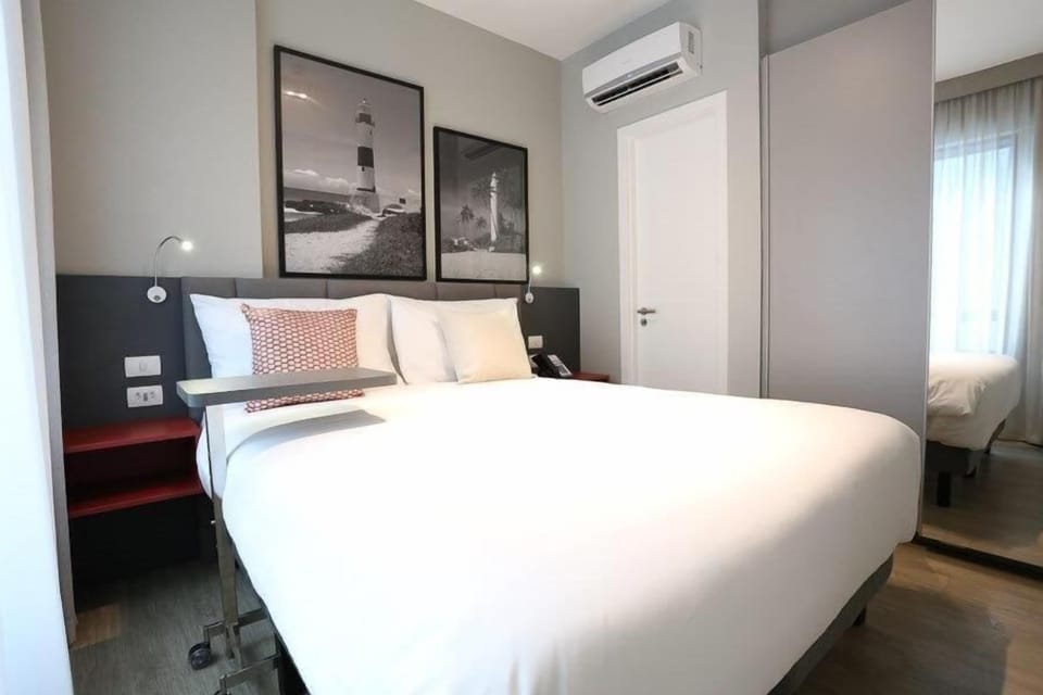 Minibar, iron/ironing board, free WiFi, bed sheets