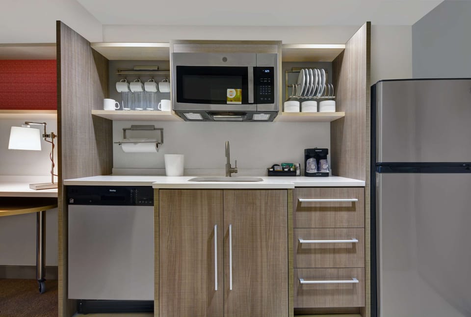 Coffee/tea maker, full-size fridge, microwave, dishwasher
