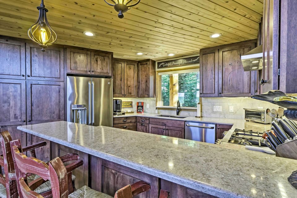 Fully Equipped Kitchen | Coffee Makers | Dishware/Flatware | Cooking Essentials