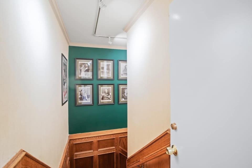 Keeping to the classic Hollywood theme, you'll find authentic photos of stars as you head down the stairs to the office.