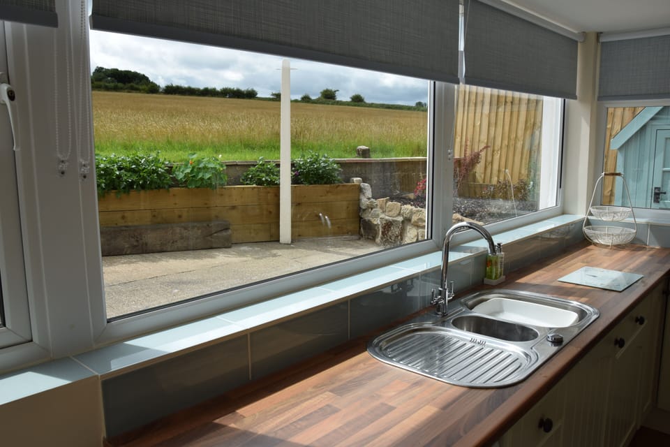 Cottage | Private kitchen | Fridge, microwave, oven, stovetop
