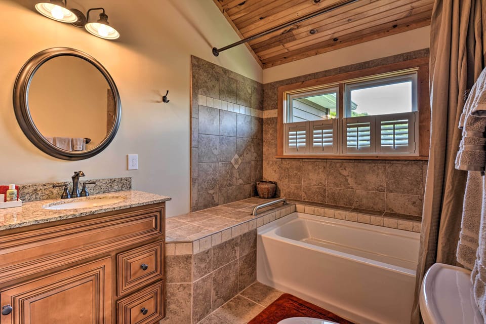 Full Bathroom | Linens & Towels