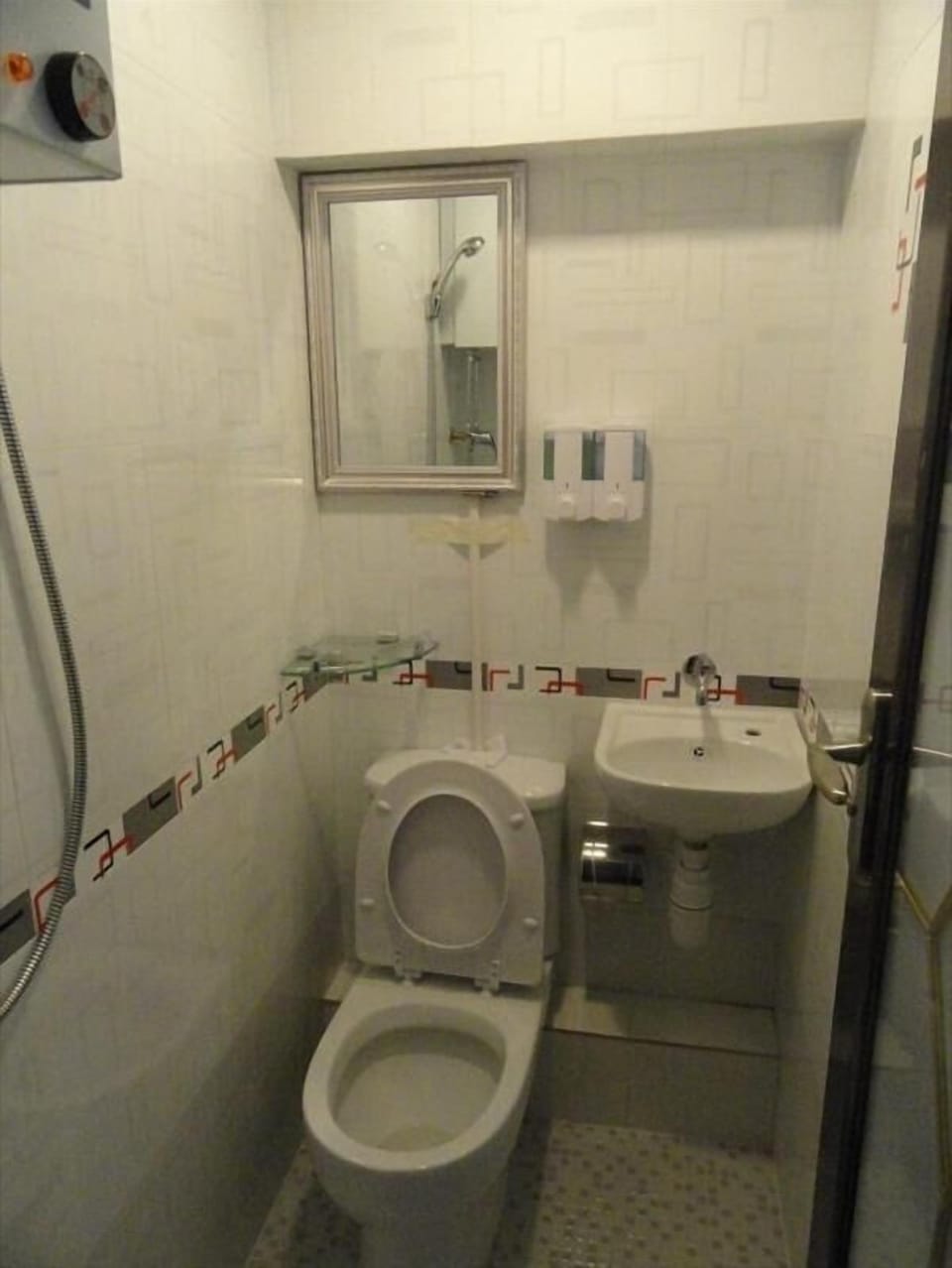Shower, hydromassage showerhead, free toiletries, hair dryer