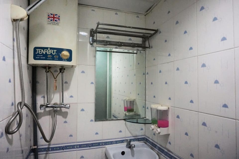 Shower, hydromassage showerhead, hair dryer, toilet paper