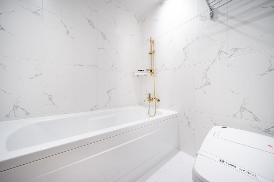 Deluxe Twin Room | Bathroom | Free toiletries, hair dryer, slippers, towels
