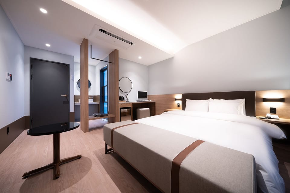 Deluxe Room (B) | Premium bedding, memory foam beds, free WiFi, bed sheets