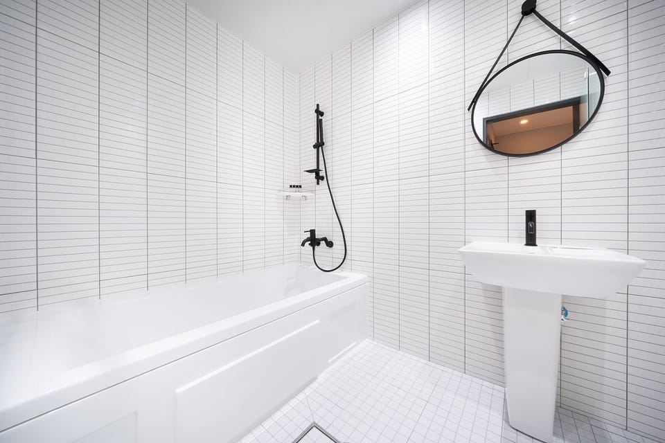 Standard Room (B) | Bathroom | Free toiletries, hair dryer, slippers, towels