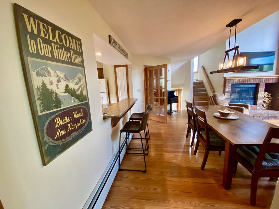 Main level dining area and breakfast bar
