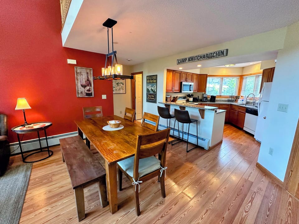 Main level dining area and breakfast bar