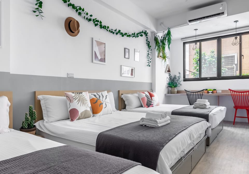 Comfort Room | Individually decorated, desk, soundproofing, free WiFi