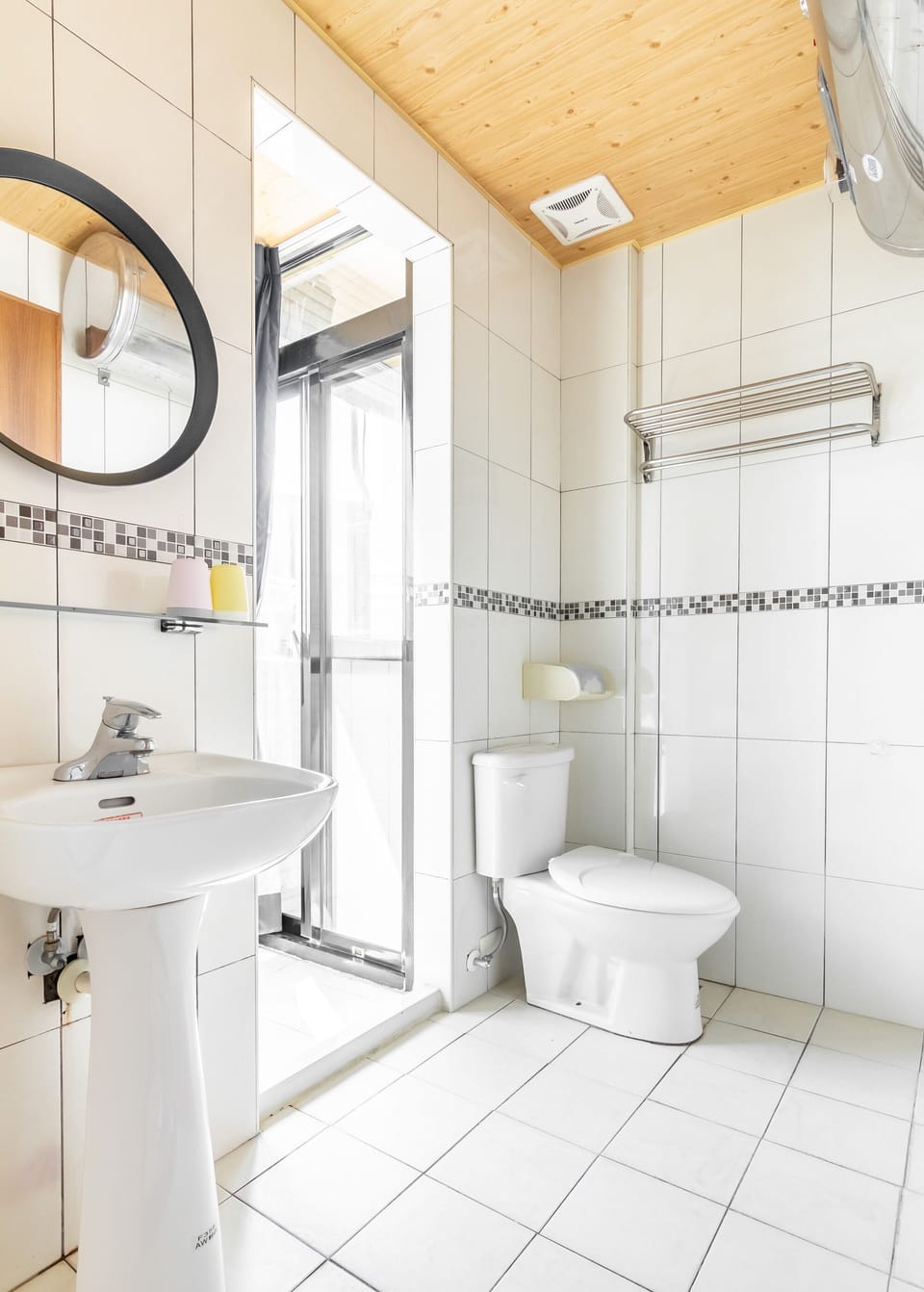 Standard Twin Room | Bathroom | Shower, rainfall showerhead, hair dryer, slippers