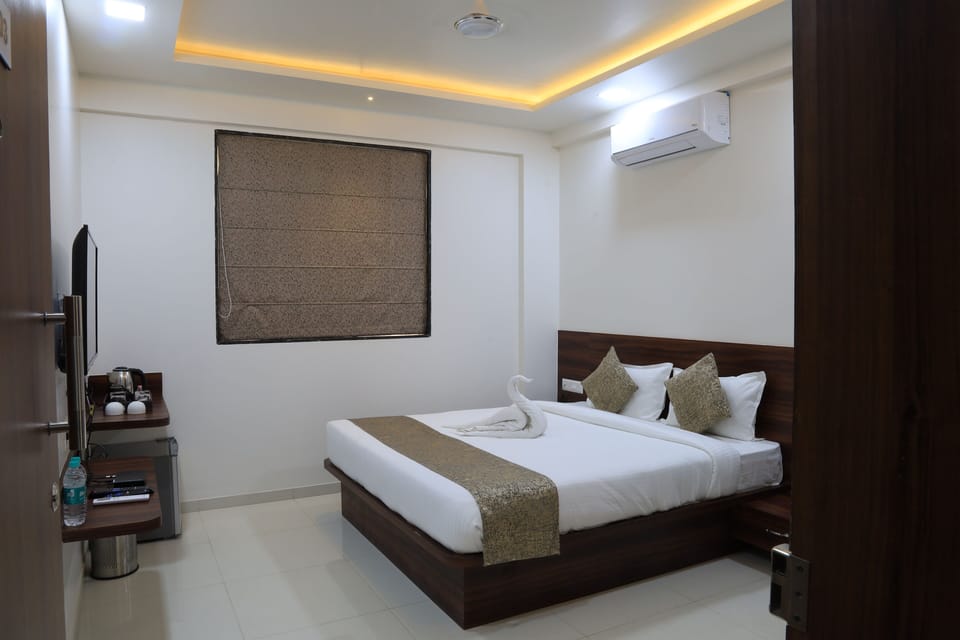 Luxury Double Room | Select Comfort beds, rollaway beds, free WiFi, bed sheets