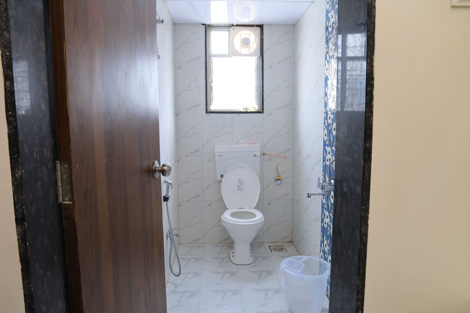 Shower, rainfall showerhead, free toiletries, towels