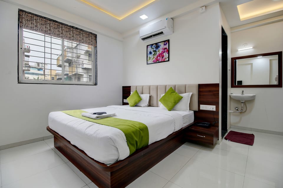 Luxury Double Room | Select Comfort beds, rollaway beds, free WiFi, bed sheets