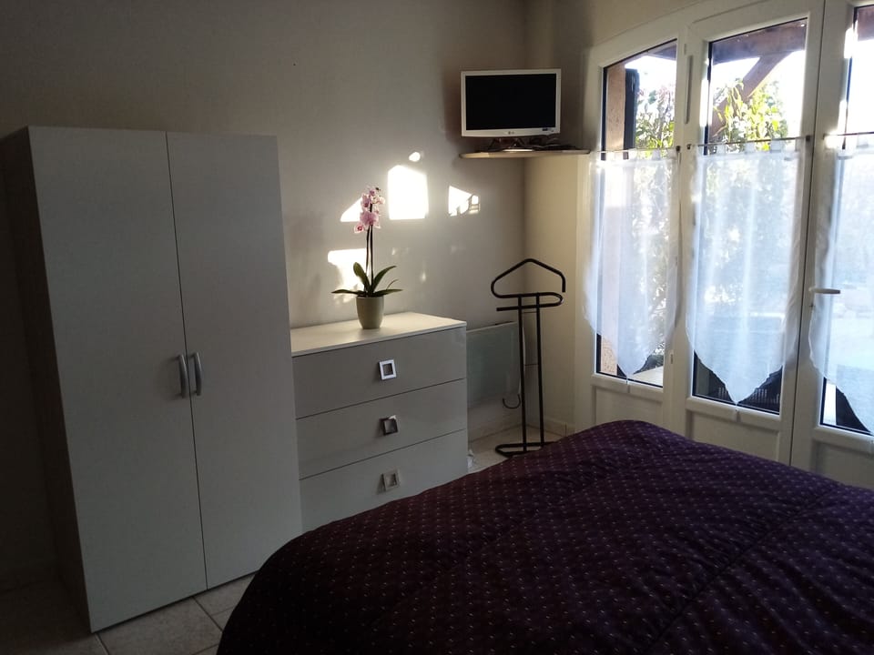 Double Room | Down comforters, desk, soundproofing, cribs (free)