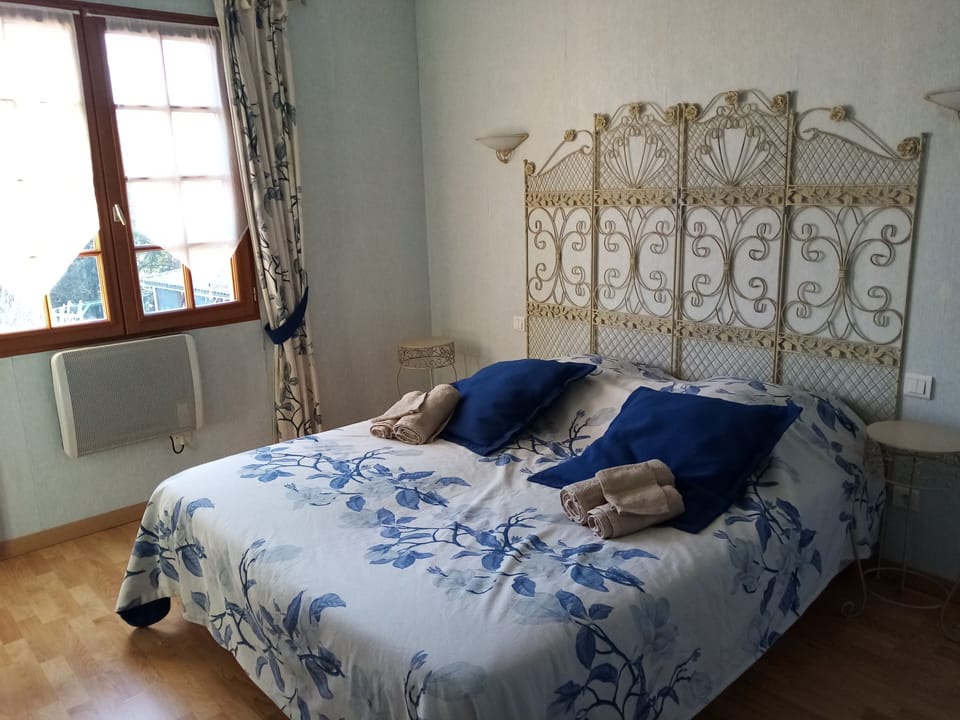 Triple Room | Down comforters, desk, soundproofing, cribs (free)