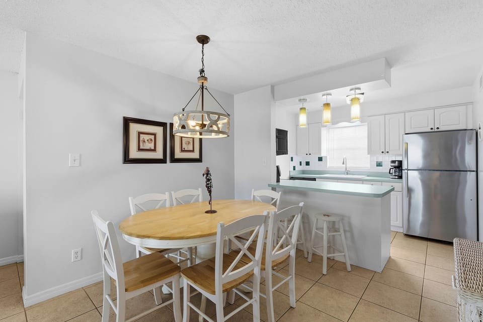 Seating for six at the dining table