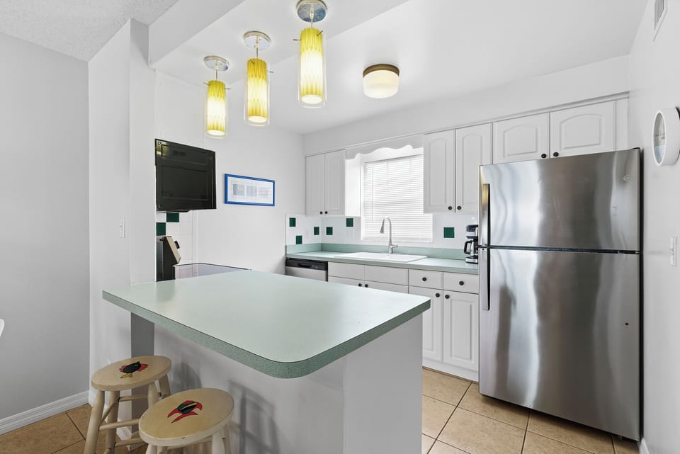 Eat-in kitchen bar seating