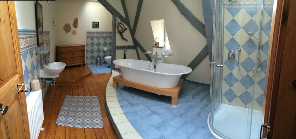 Apartment, 2 Bedrooms | Bathroom | Separate tub and shower, hair dryer, towels