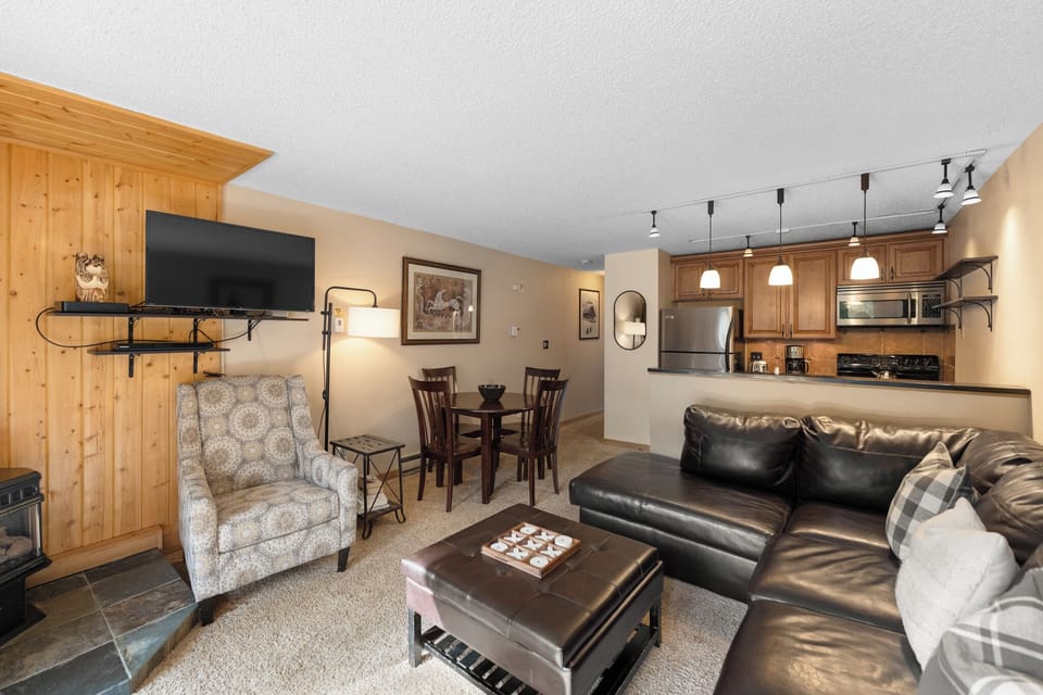 Sink into your leather sectional and enjoy mountain ambiance with warm wood accents, full kitchen, and cozy dining nook.
