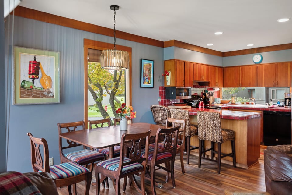 Kitchen & Dining area