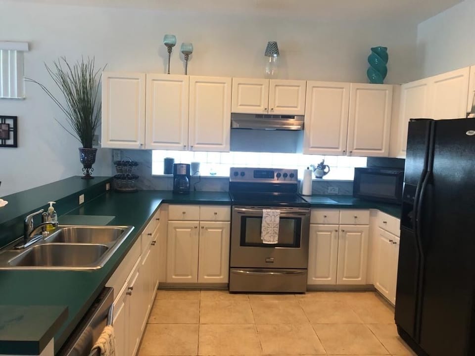 SPACIOUS FULLY EQUIPPED KITCHEN 
