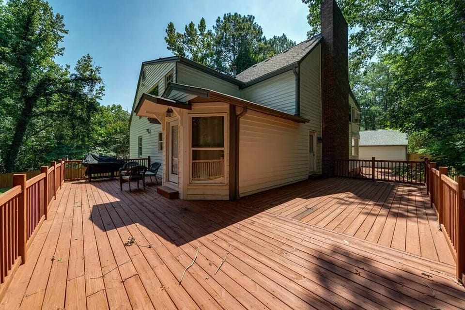 Large enclosed back deck with BBQ Grill.