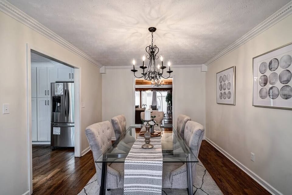 Dining room (sits 6; image does not show, but there's 6 chairs)