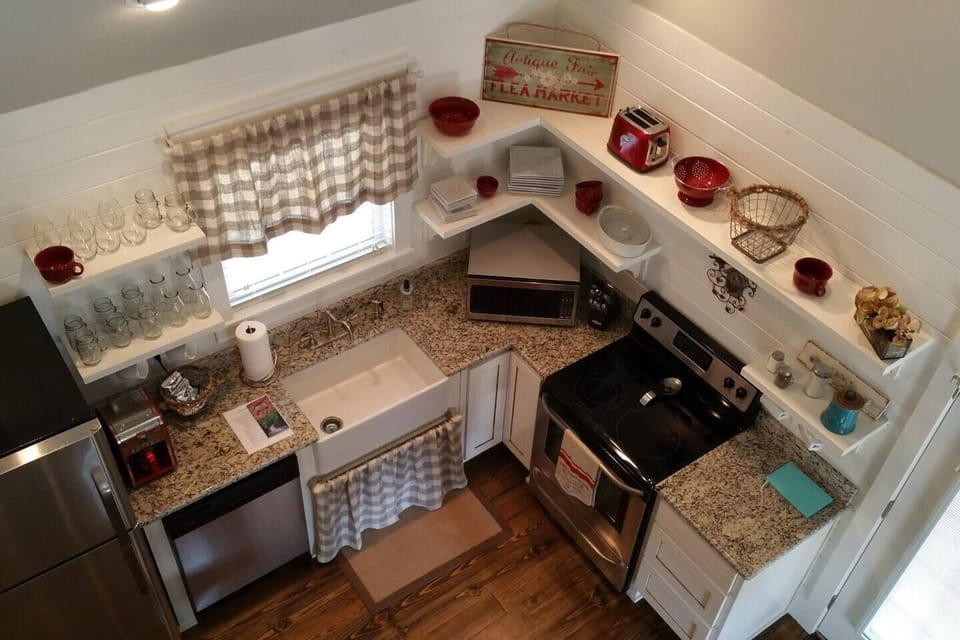 White Farmhouse open shelving kitchen in vacation rentals in arkansas