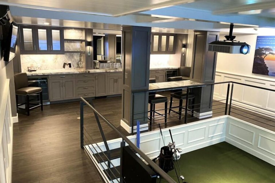Full Bar and Entertainment