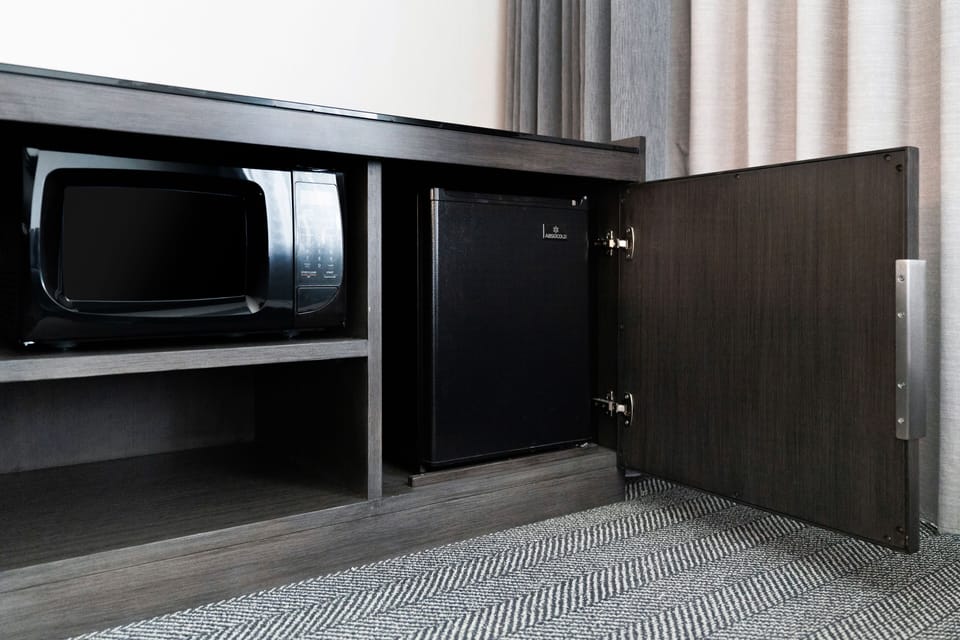 Premium bedding, in-room safe, desk, laptop workspace