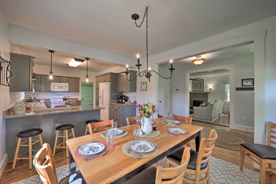 Dining Area | Dishes & Flatware Provided