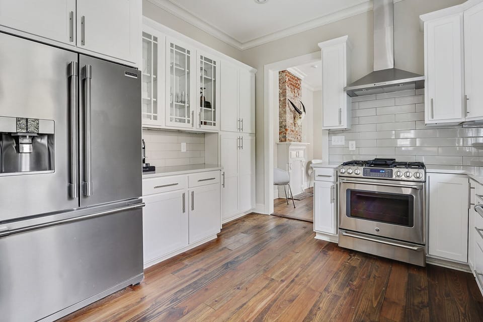 Full kitchen.