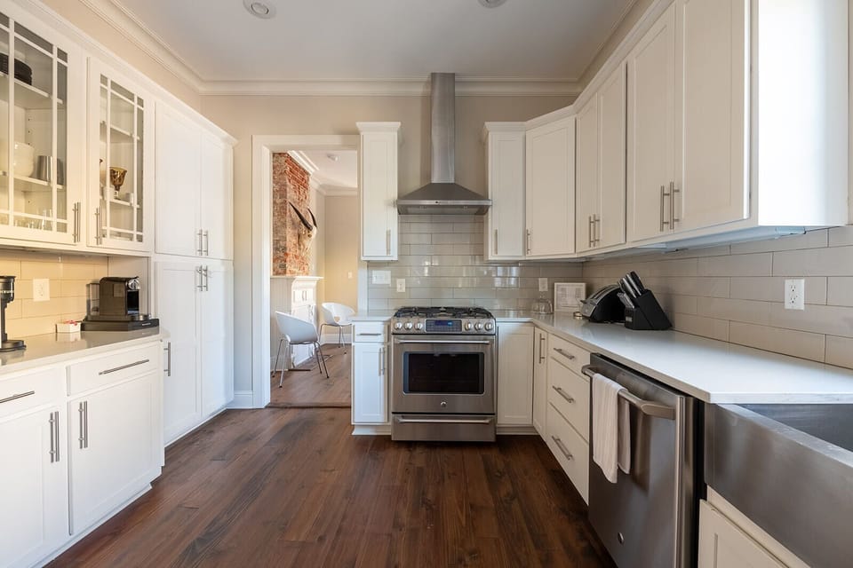 Full kitchen.