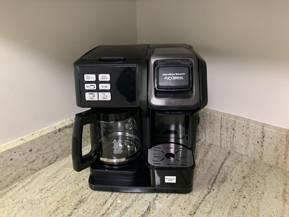 Duo coffee maker with carafe & single pod coffee. 