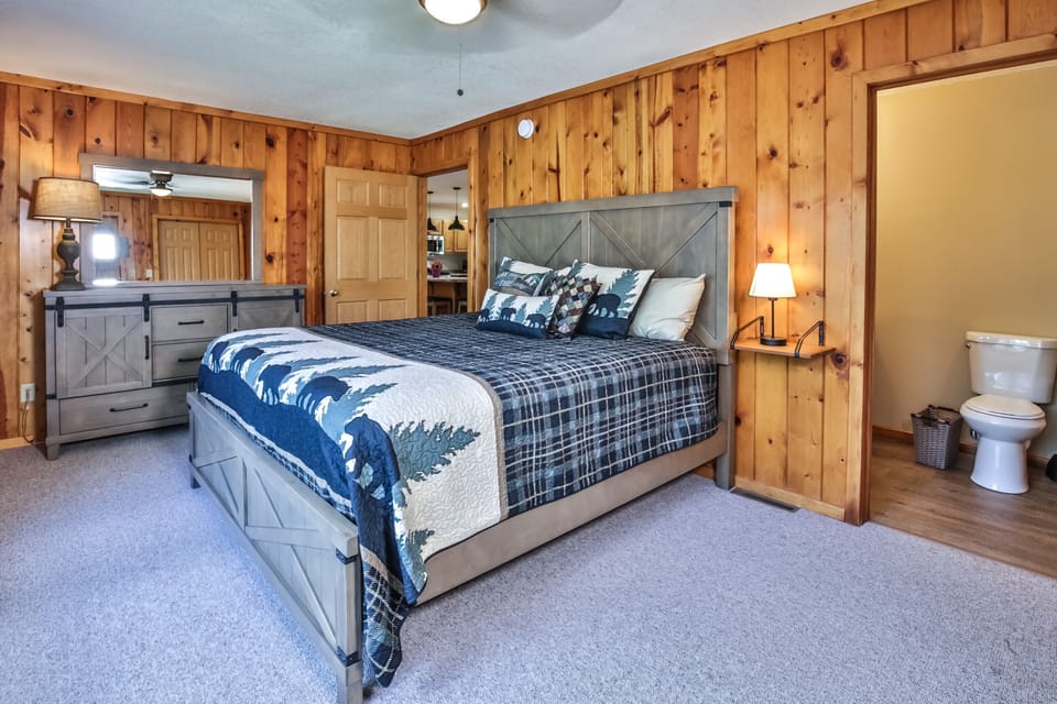 Master bedroom w/King size bed 