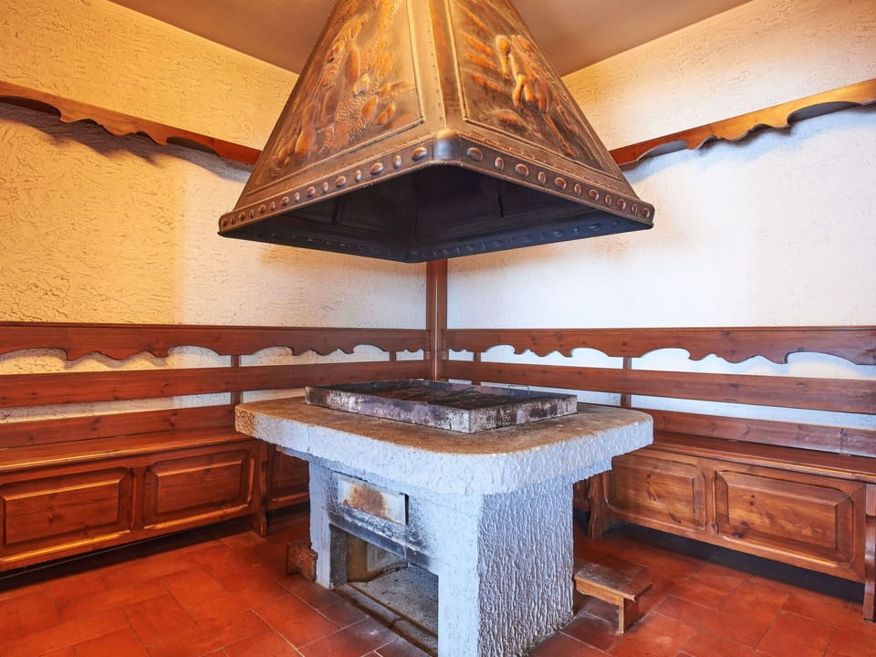 Table, Property, Furniture, Wood, Lighting, Building, Interior Design, House, Floor, Flooring